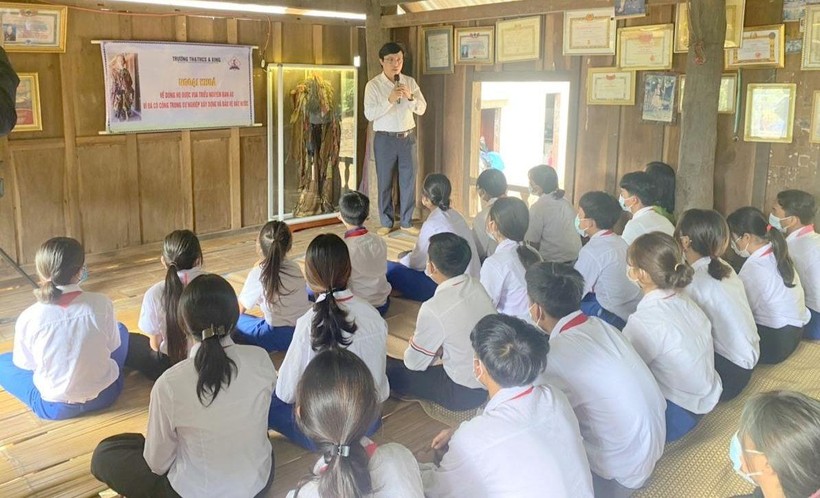 Thầy giáo Nguyễn Mai Trọng giới thiệu thông tin buổi ngoại khóa về chiếc áo quý vua ban.