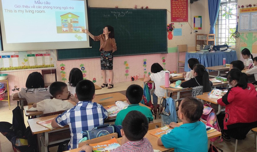 Giờ học Tiếng Anh của học sinh Trường Tiểu học và THCS thị trấn Mường Lát (Thanh Hóa).