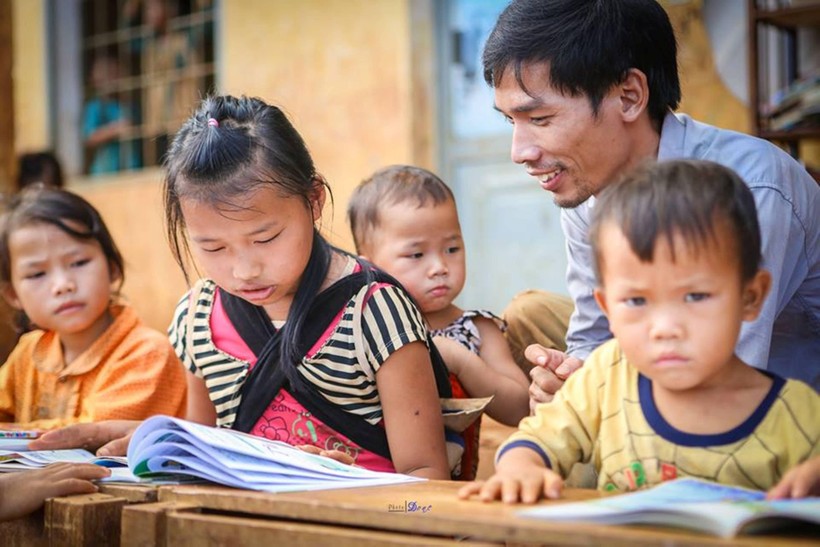 Niềm vui của anh Tú Anh khi mang sách đến với trẻ em nghèo vùng khó.