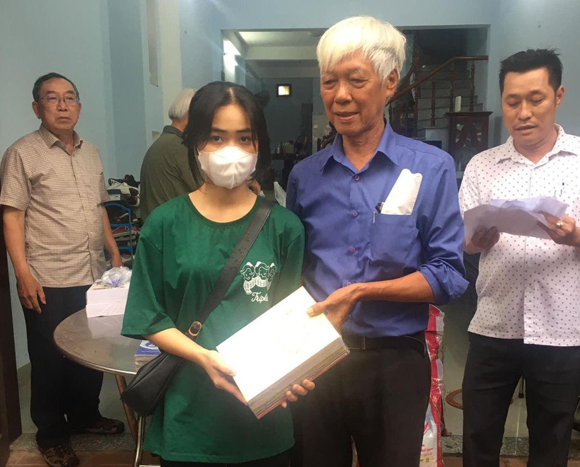 Chi hội khuyến học Khu dân cư 4b, phường Thanh Khê Tây (quận Thanh Khê, TP Đà Nẵng) tặng sách giáo khoa cho học sinh gia đình có hoàn cảnh khó khăn.