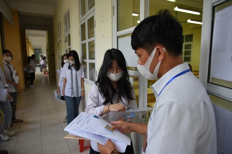 Thí sinh làm thủ tục thi tốt nghiệp THPT 2022 tại Hà Nội. Ảnh: Thế Đại