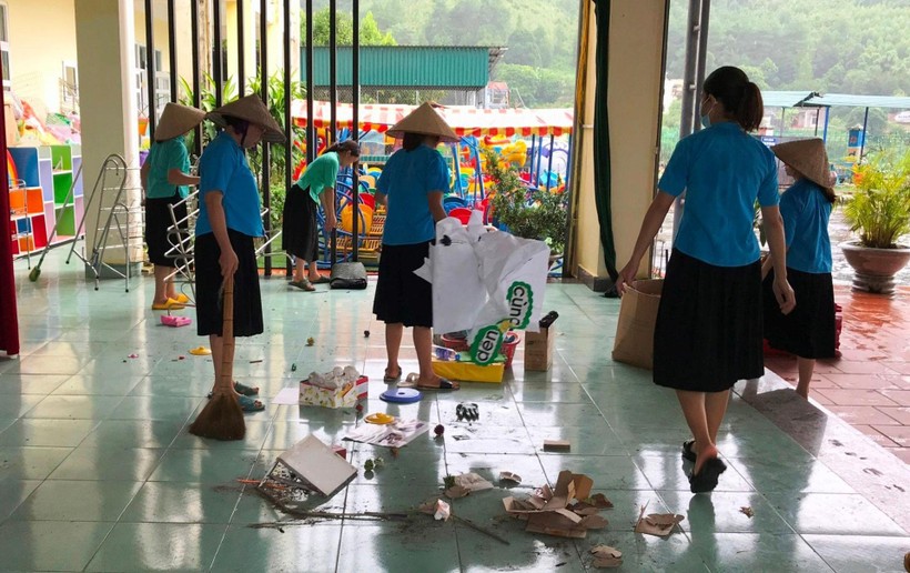 Giáo viên Trường Mầm non Húc Động, huyện Bình Liêu dọn dẹp vệ sinh trường học.