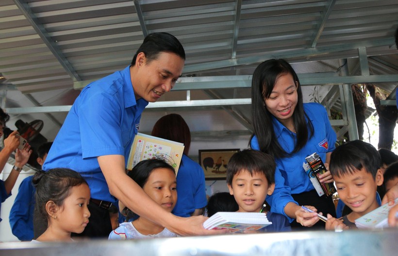 Đoàn viên, thanh niên Trường Đại học Kiên Giang dạy học cho các em học sinh hoàn cảnh khó khăn.