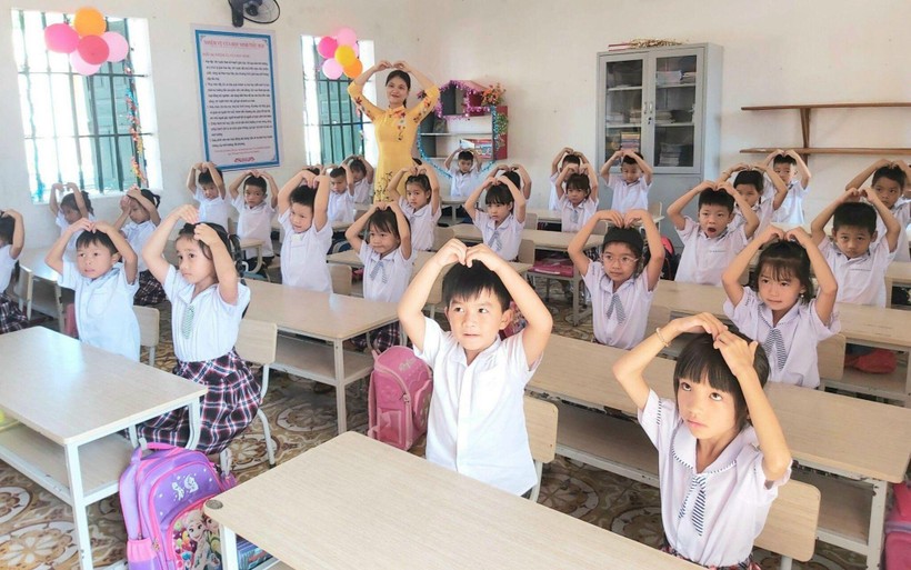 Ngày đầu tiên tựu trường của học sinh lớp 1 Trường Tiểu học Khánh An (Yên Khánh, Ninh Bình). Ảnh: NTCC
