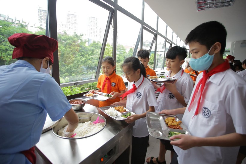 Học sinh Trường Tiểu học Khương Mai (quận Thanh Xuân) hào hứng với bữa ăn bán trú.