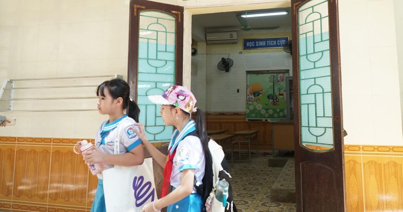 Phụ huynh khối 1 Trường Tiểu học Lê Lợi kiến nghị lên BGH nhà trường việc con em học ở dãy nhà cũ.