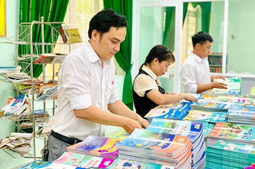 Trường Phổ thông dân tộc bán trú Tiểu học & THCS Đinh Thanh Kháng (Sơn Tây, Quảng Ngãi) chuẩn bị sách cho học sinh trước năm học mới. Ảnh: Ánh Ngọc