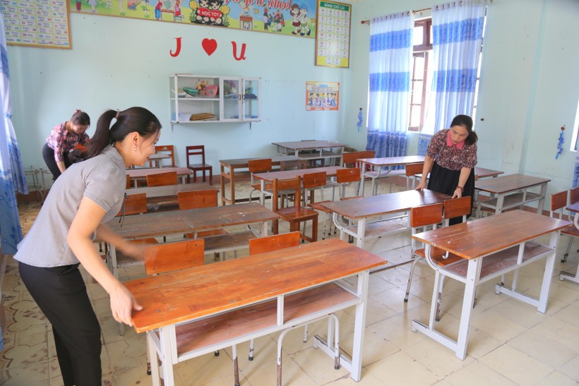 Giáo viên nhiều trường học tại huyện miền núi Tuyên Hóa, Quảng Bình vệ sinh trường lớp để đón Khai giảng năm học mới. Ảnh: Đăng Đức