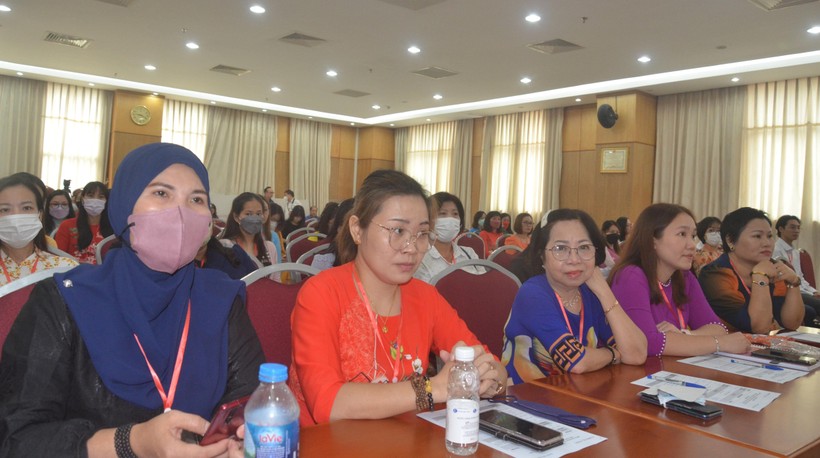 Các cô giáo lắng nghe chuyên gia tại một buổi tập huấn cho giáo viên, tình nguyện viên dạy tiếng Việt cho người Việt. Ảnh: Ngô Chuyên