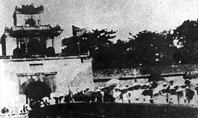 Nhân dân Thừa Thiên - Huế tham gia giành chính quyền và kéo vào cửa Thượng Tứ ngày 23/8/1945, ngày cách mạng thắng lợi tại Huế. Ảnh: Tư liệu/TTXVN phát