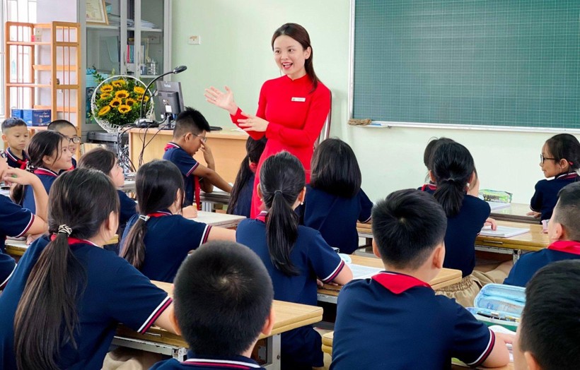 Cô trò Trường Tiểu học Ái Mộ (Long Biên, Hà Nội) trong tiết học đầu tiên năm học mới.