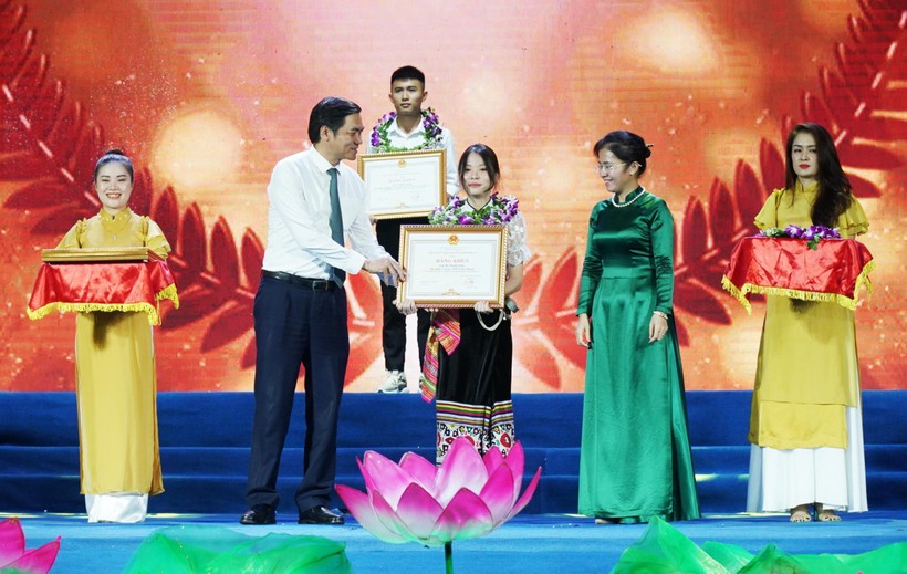 Thanh Thủy vinh dự được UBND tỉnh Nghệ An tuyên dương và vinh danh vì đạt điểm cao thi tốt nghiệp THPT. 
