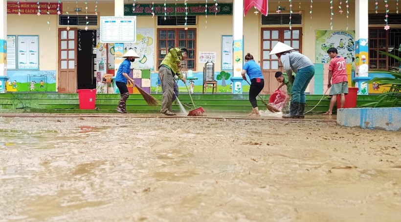 Trường Mầm non Chiêu Lưu (huyện Kỳ Sơn, Nghệ An) bị ngập bùn đất dày ở sân trường.