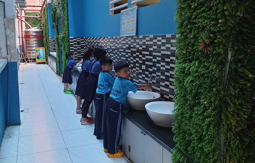 Trường Tiểu học Hòa Bình luôn chú trọng đến việc nâng cấp sửa chữa nhà vệ sinh trong trường học.