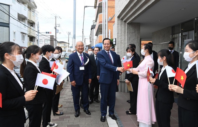 Bộ trưởng Đào Ngọc Dung và đoàn công tác có các cuộc làm việc với các chính khách tỉnh Osaka và các nghiệp đoàn đến chào xã giao.