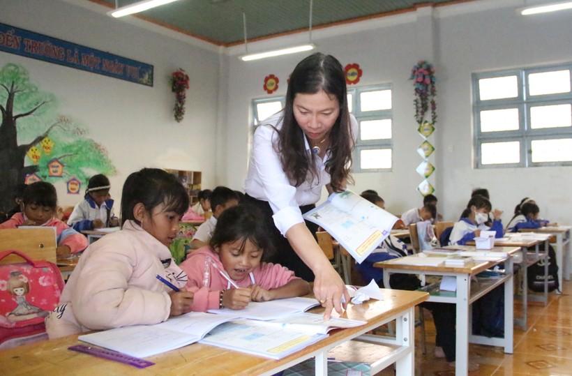 Thiếu giáo viên, cô Hồ Thị Thùy Vân, Hiệu trưởng Trường Tiểu học xã Đăk Hà, đảm nhận đứng lớp, giảng dạy 26 tiết/tuần.