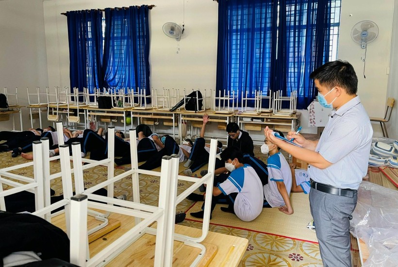 Trước khi học sinh nghỉ trưa, giáo viên Trường THPT Nguyễn Thị Diệu sẽ đến từng lớp học điểm danh.