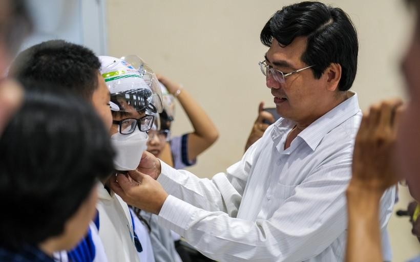 Ông Trần Thanh Bình, Giám đốc Sở GD&ĐT TP Cần Thơ trao tặng mũ bảo hiểm cho học sinh.