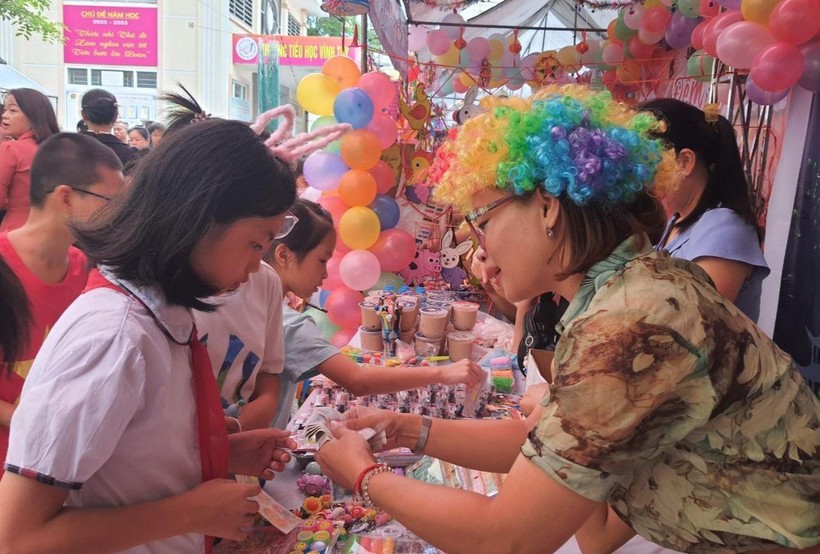 Hoạt động trải nghiệm hội chợ của cô - trò Trường Tiểu học Vĩnh Tuy. Ảnh: TG