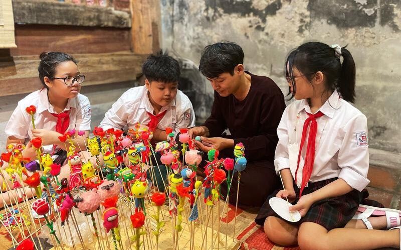 Học sinh Trường Tiểu học Hồng Hà (Hoàn Kiếm, Hà Nội) trải nghiệm với nặn tò he. Ảnh: NTCC