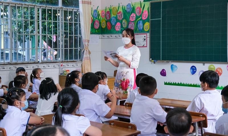 Thầy cô tăng ca, dạy kiêm nhiệm khi trường thiếu giáo viên. Ảnh: INT 