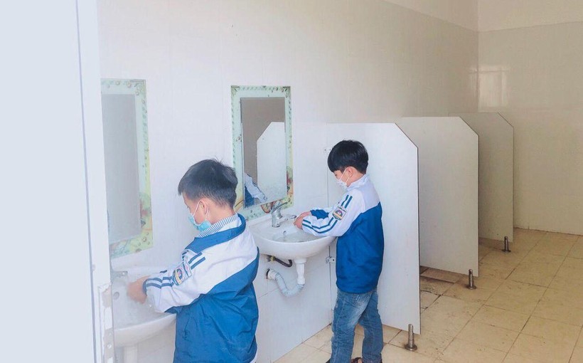 Nhà vệ sinh của trường Tiểu học Khánh Nhạc (Yên Khánh, Ninh Bình). Ảnh: NTCC