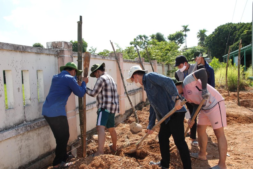 Thanh niên tình nguyện làm giàn dựng vườn ươm giống trong khuôn viên UBND xã Duy Phước.