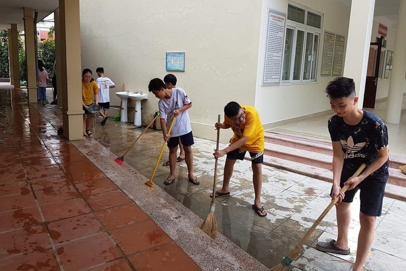 Học sinh Trường THCS Tiền An, TP Bắc Ninh trong một buổi vệ sinh.