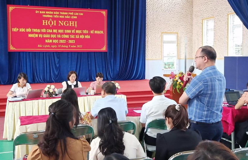 Trường Tiểu học Bắc Lệnh (TP Lào Cai, Lào Cai) đối thoại với cha mẹ học sinh đầu năm học mới. Ảnh: NTCC