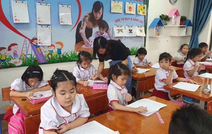 Giáo viên và học sinh Trường Tiểu học Nguyễn Du (Lào Cai). Ảnh: NTCC 