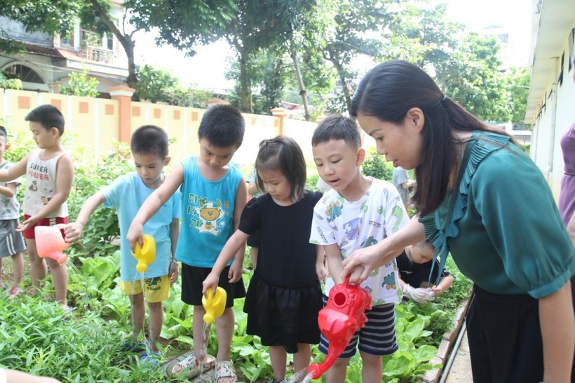 Trẻ Trường Mầm non Hoa Hồng, thành phố Lào Cai tham gia hoạt động trải nghiệm.