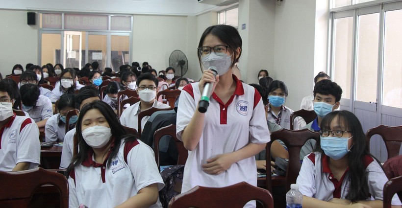 Học sinh Trường THPT Nguyễn Hữu Thọ chia sẻ tại Tọa đàm "Làm thế nào thoát khỏi nguy cơ rối loạn tâm lý học đường?".
