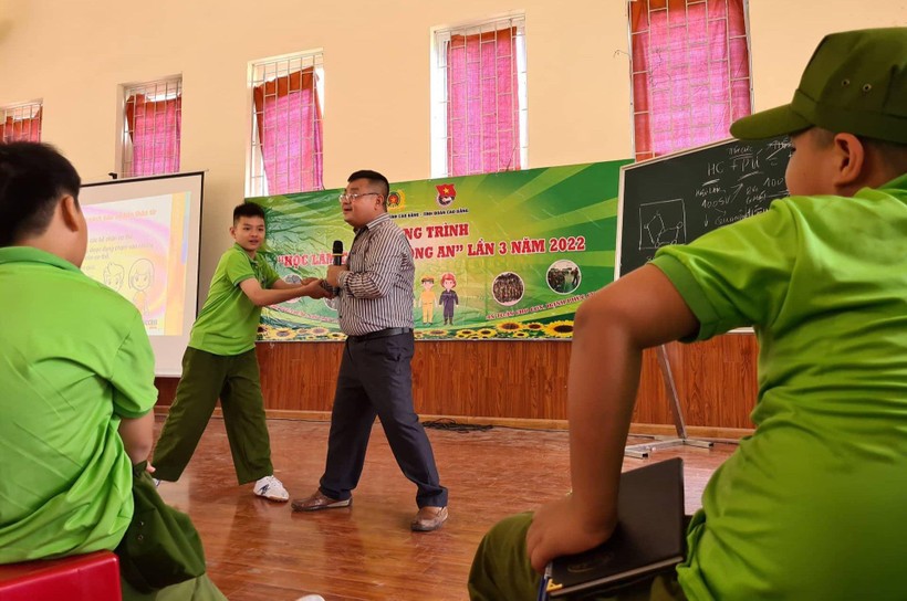 TS Vũ Việt Anh tham gia tư vấn kỹ năng cho học sinh. Ảnh: NVCC