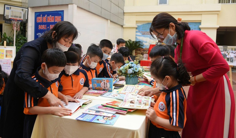 Cô và trò Trường Tiểu học Thăng Long - Hà Nội tham gia trải nghiệm trong ngày hội sách. Ảnh: Thế Đại