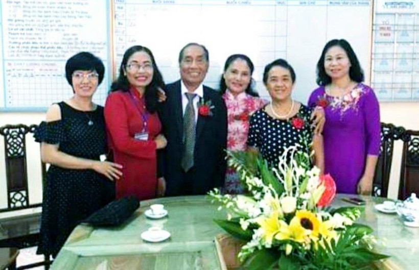 Nhà giáo Ưu tú Nguyễn Ngọc Ký trong lần về thăm lại Trường Năng khiếu Hải Hậu.