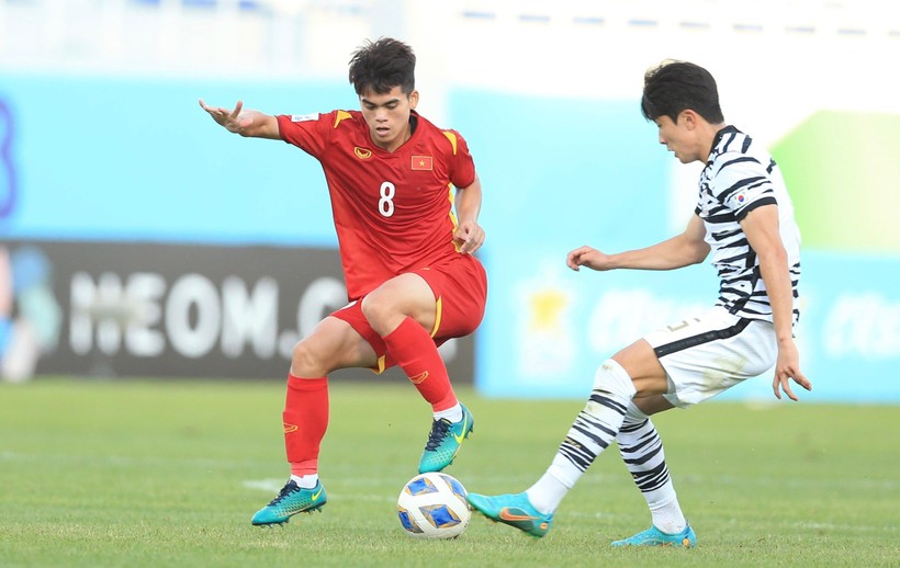 Văn Khang (bên trái) trong trận U23 Việt Nam gặp U23 Hàn Quốc. 