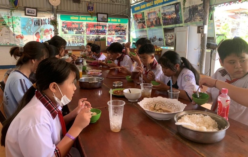 Học sinh tại ấp Thiềng Liềng ăn trưa tại điểm sinh hoạt văn hóa cộng đồng của Đồn Biên phòng Thạnh An.