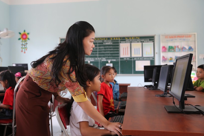 Trước tình trạng thiếu giáo viên môn Tin học, Tiếng Anh, cô Yên và một số thầy, cô giáo đã nỗ lực dạy liên trường.