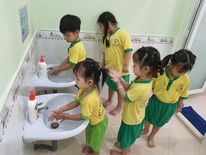 Học sinh Trường Mầm non Ngôi Sao Sáng rửa tay trước và sau mỗi bữa ăn.