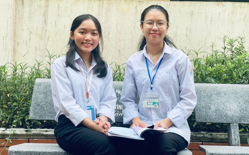 Đôi bạn Cù Thị Ngọc Bích (HS lớp 12A1) và Trần Thị Anh Thư (HS lớp 12A4), Trường THPT Nguyễn Văn Trỗi.