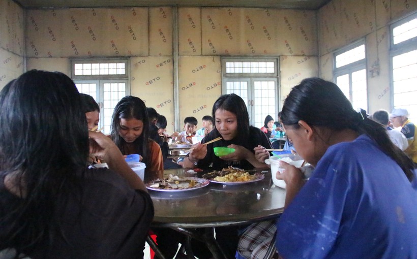 Bữa cơm bán trú của học sinh Trường THCS bán trú Dân tộc thiểu số Tu Mơ Rông.
