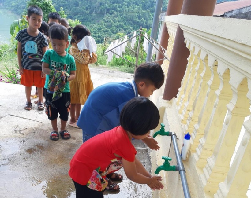 Trẻ Trường Mầm non Ka Lăng (Mường Tè) được sử dụng nước đạt tiêu chuẩn.