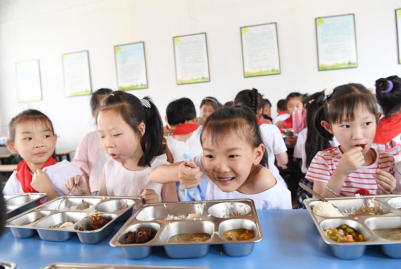 Học sinh Trung Quốc hào hứng với chương trình Bữa ăn miễn phí.