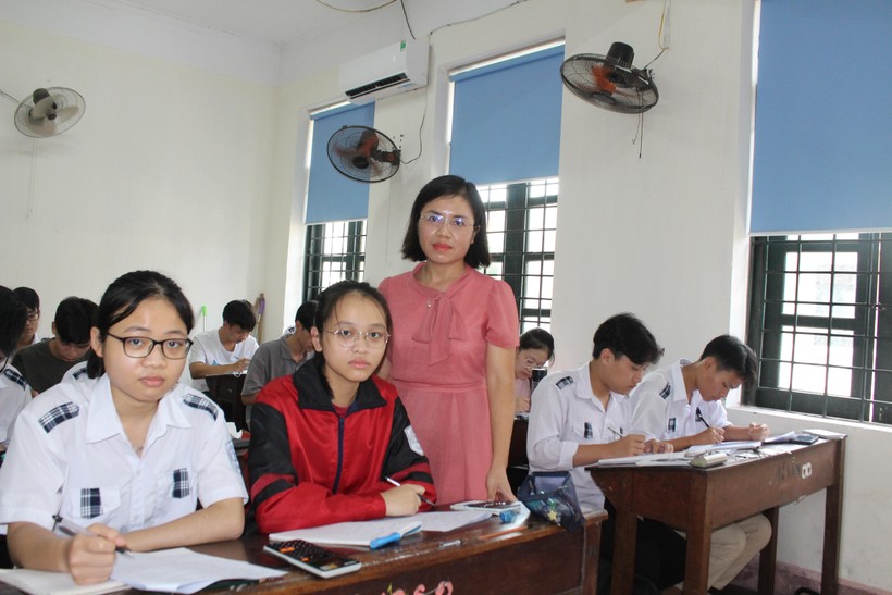 TS Trần Thị Hà Phương trong tiết dạy khối 12 chuyên Toán.