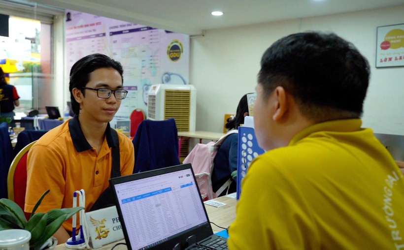 Tân sinh viên Nguyễn Lê Minh Phú nhập học tại Trường ĐH Gia Định. Ảnh: NTCC