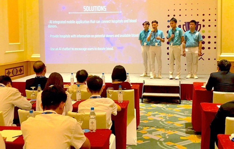 Đội thi Trường TH-THCS-THPT Skyline Đà Nẵng trình bày đề tài của mình. Ảnh: TG