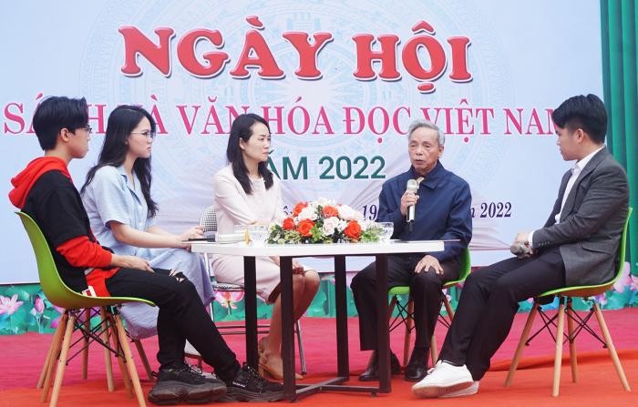 Chia sẻ về phương pháp đọc sách hiệu quả tại Ngày hội sách và văn hóa đọc Việt Nam tổ chức ở Tam Nông, Phú Thọ.