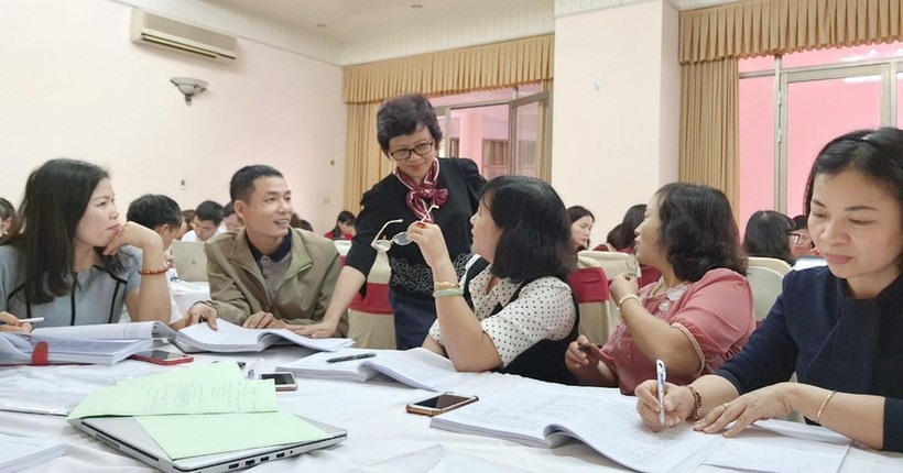 TS Nguyễn Thị Tuyết Hạnh trong một buổi tập huấn, bồi dưỡng cho cán bộ quản lý cơ sở giáo dục phổ thông cốt cán.