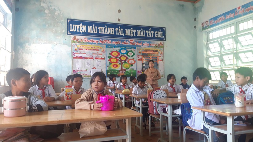 Học sinh Trường Tiểu học Tô Vĩnh Diện mang theo cơm đến trường.
