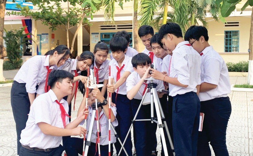 Học sinh Trường THCS Huỳnh Bá Chánh (Ngũ Hành Sơn, TP Đà Nẵng) trong giờ học thực hành tại sân trường. 